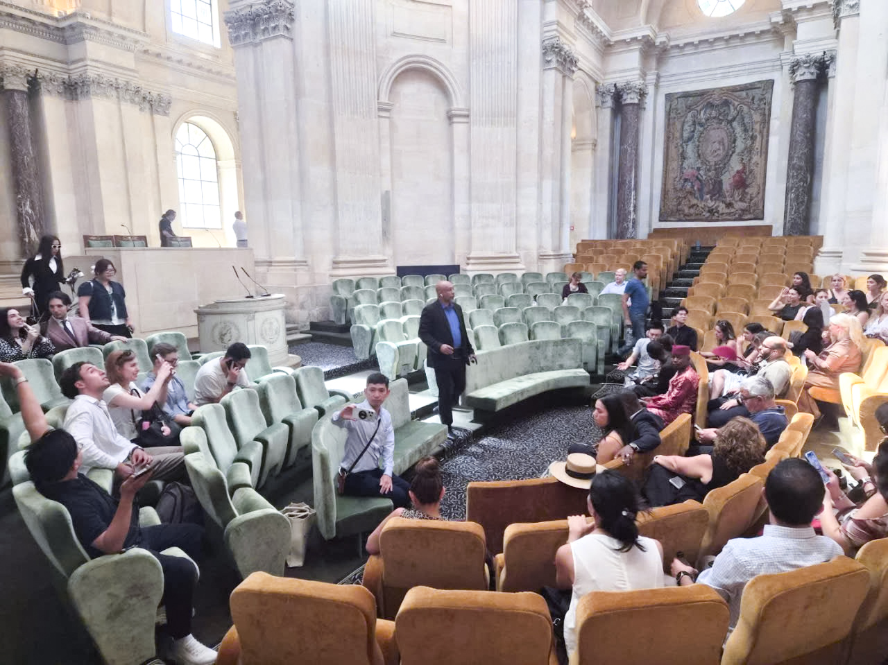 Những khoảnh khắc giao lưu và trải nghiệm văn hóa đáng nhớ tại thủ đô Paris.